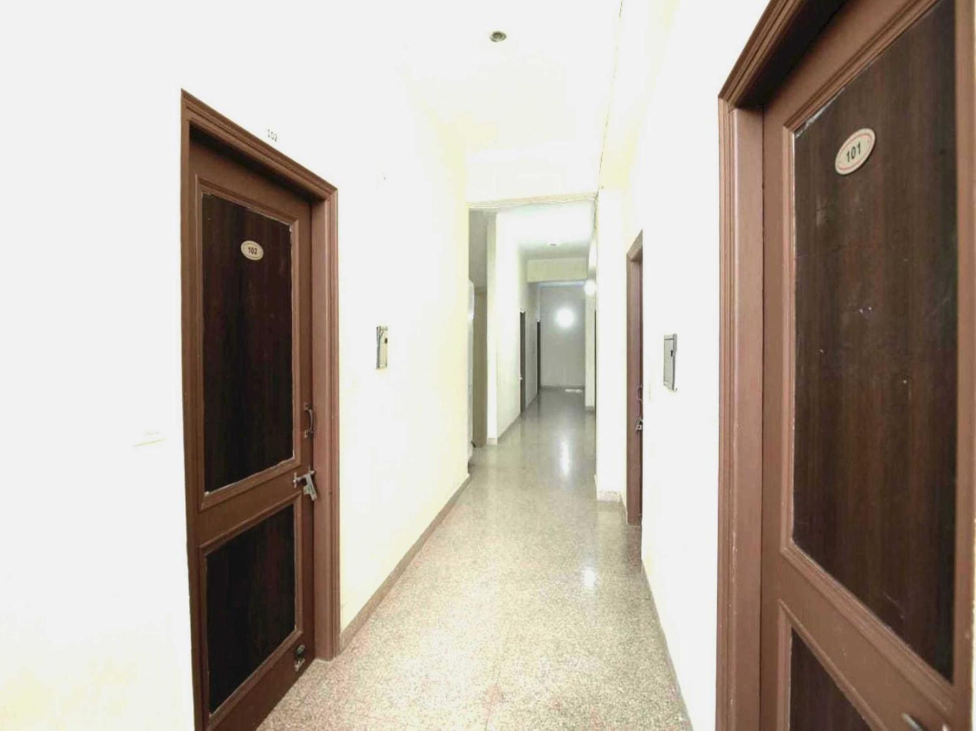 Oyo 91941 Hotel Golden Crown Sirhind Εξωτερικό φωτογραφία